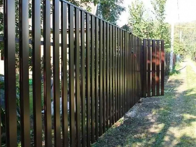 Забор из металлического штакетника на винтовых сваях